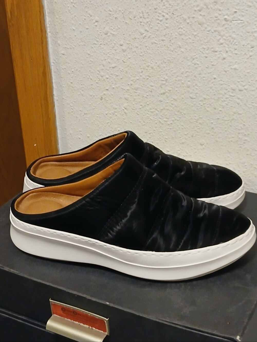 Gentle Souls by Kenneth Cole Black Puff Mules – Size 7.5